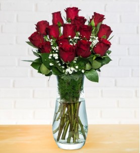 vazoda 15 kırmız gül