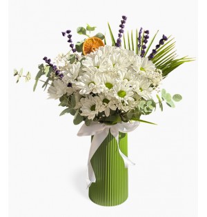 yeşil vazoda papatyalar 