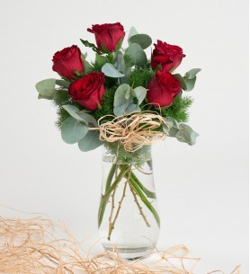 vazoda 5 li kırmızı gül