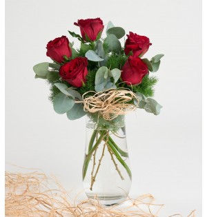 vazoda 5 li kırmızı gül