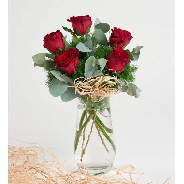 vazoda 5 li kırmızı gül